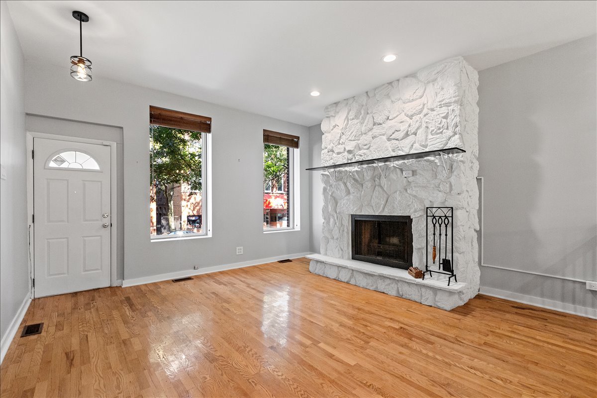 1147 West Taylor Street, Unit 1 Chicago, IL 60607 - Photo 2 of 17
