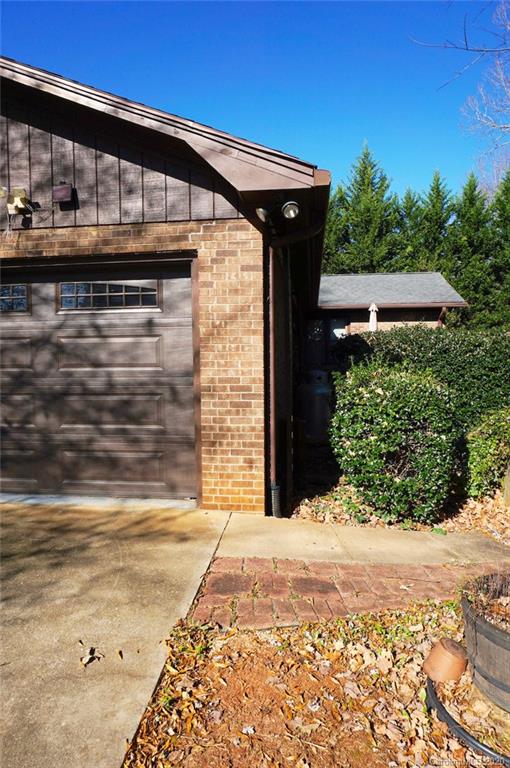 2070 Westover Road Hickory, NC 28602 - Photo 6 of 42 Gallery Image 6