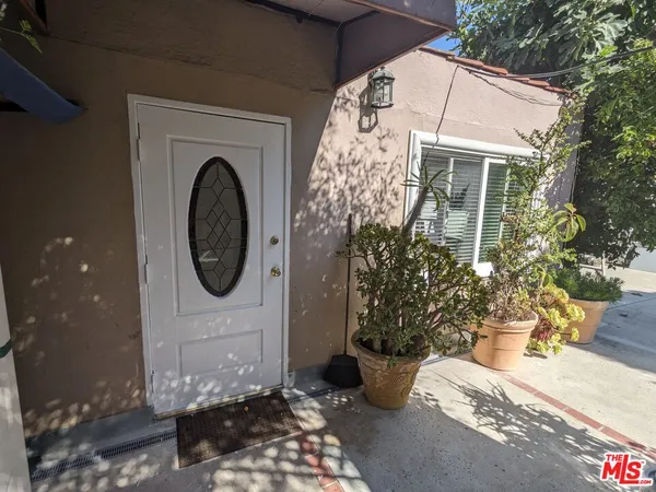 $1,995 | 326 South Almont Drive, Beverly Hills, CA 90211