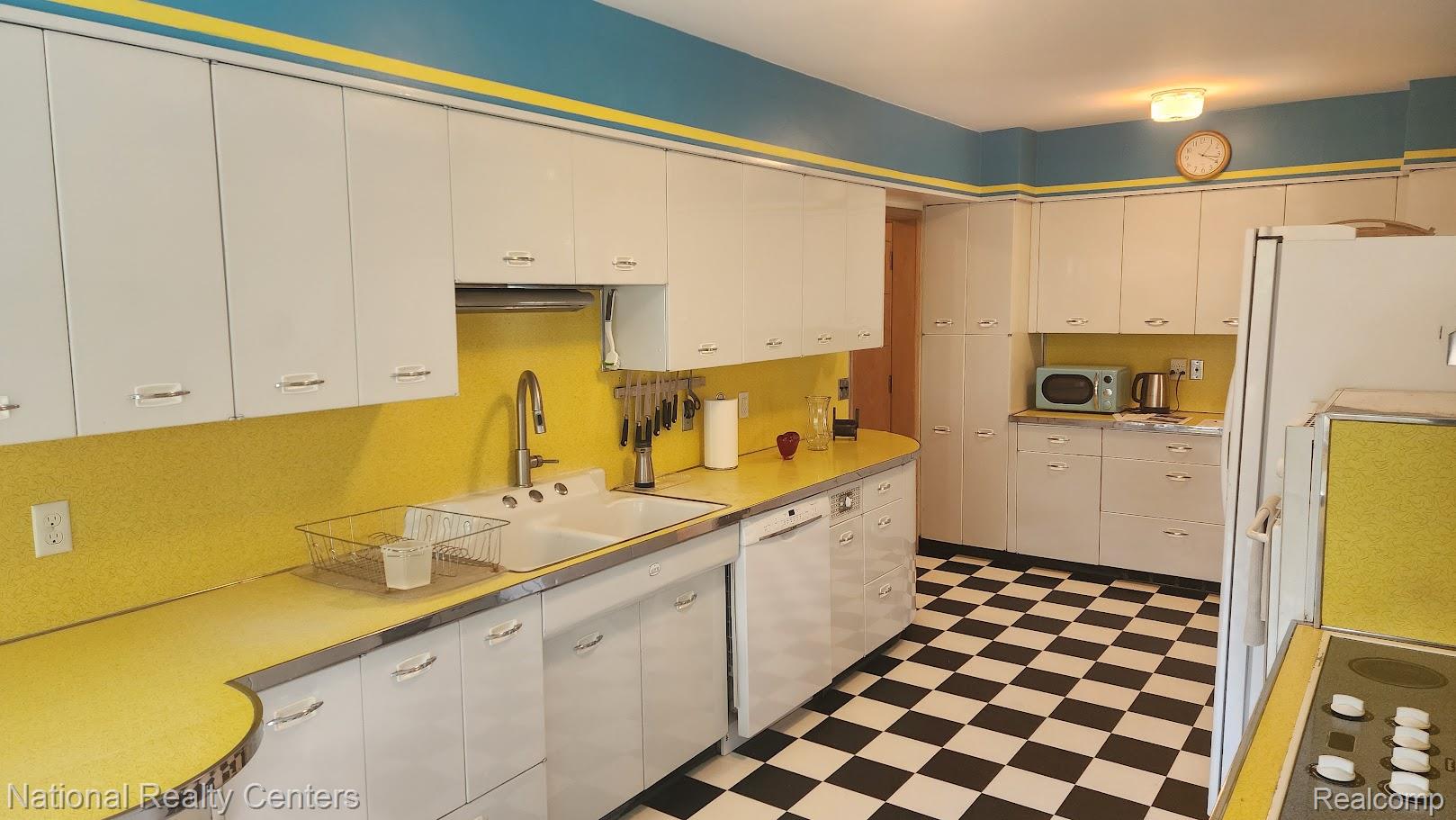 821 Pemberton Road Grosse Pointe, MI 48230 - Photo 16 of 68 Kit.jpg