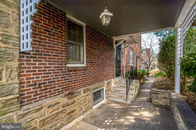 a view of a pathway along a building