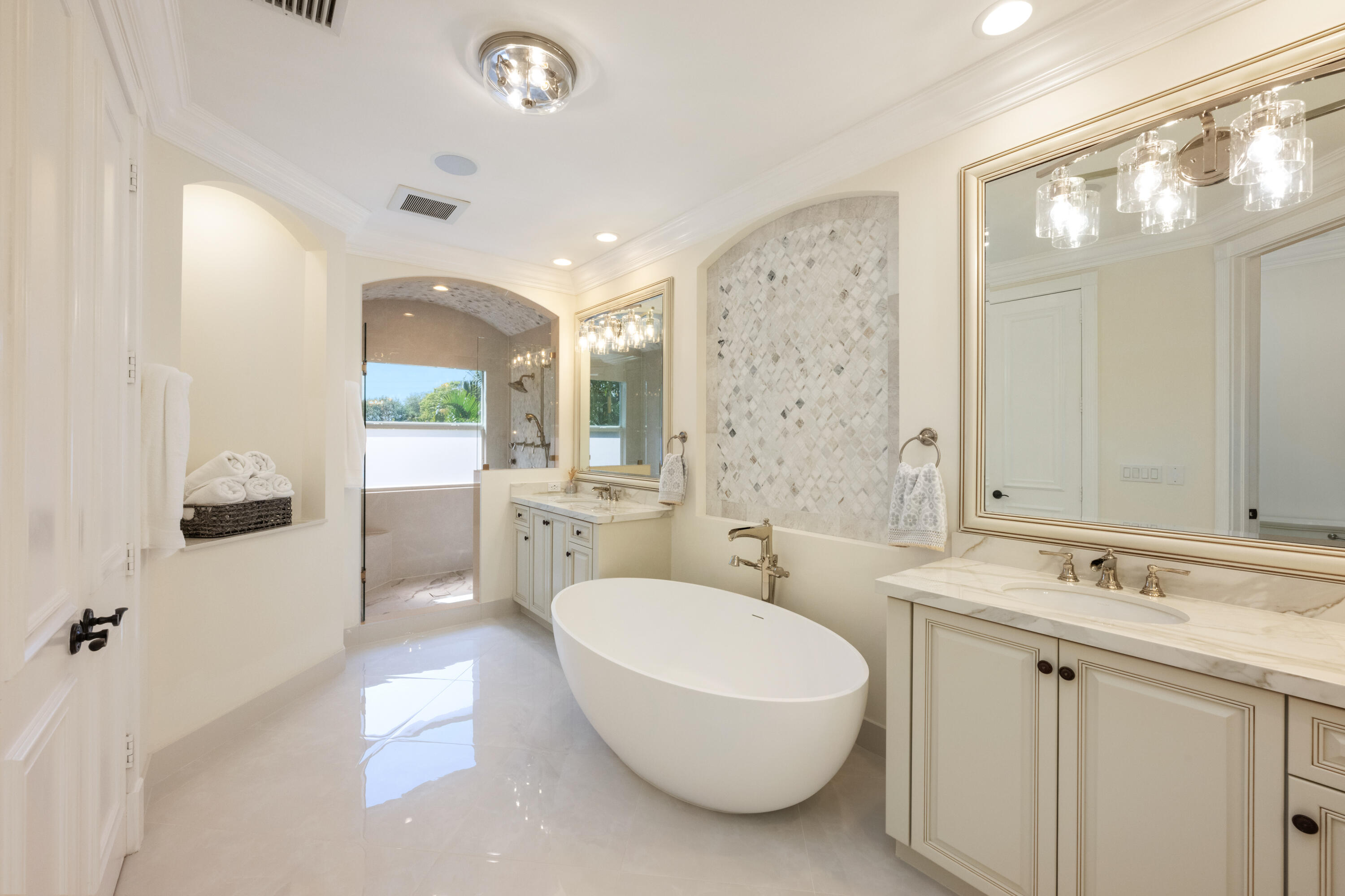 712 Northeast 71st Street Boca Raton, FL 33487 - Photo 43 of 97 a bathroom with a double vanity sink mirror and bathtub