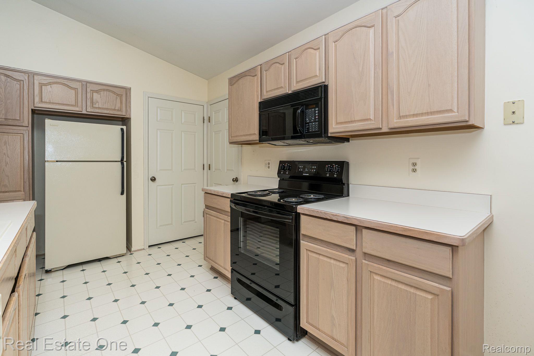 170 Pine Tree Ridge, Unit 2 Waterford, MI 48327 - Photo 7 of 29 Gallery Image 7