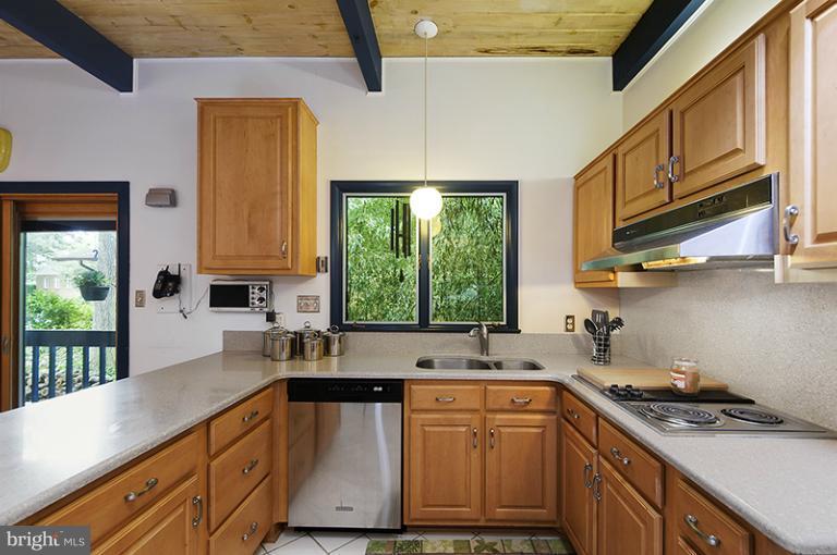 11240 South Shore Road Reston, VA 20190 - Photo 16 of 30 Kitchen