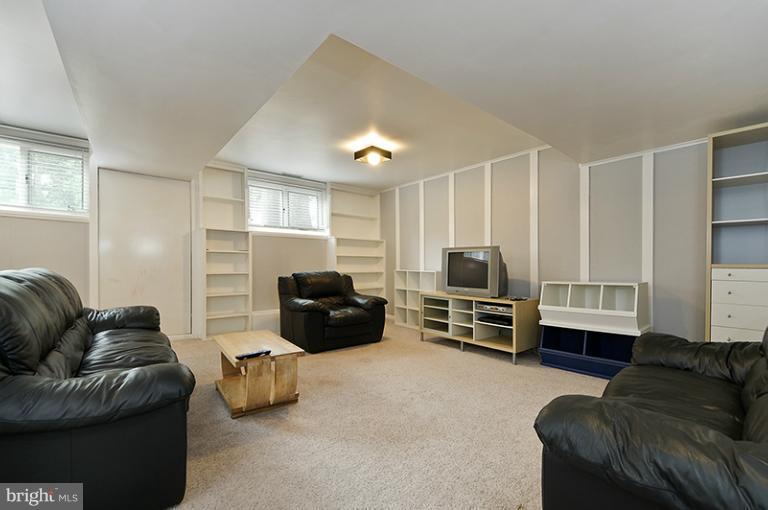 11240 South Shore Road Reston, VA 20190 - Photo 19 of 30 Family Room
