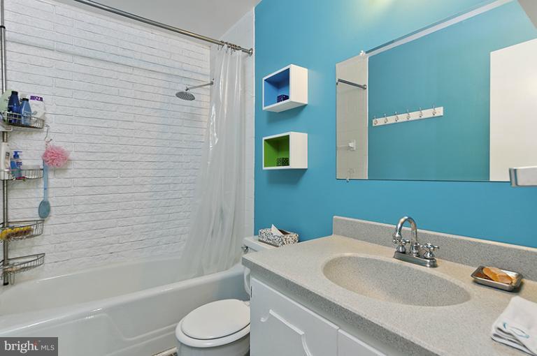 11240 South Shore Road Reston, VA 20190 - Photo 21 of 30 Bath