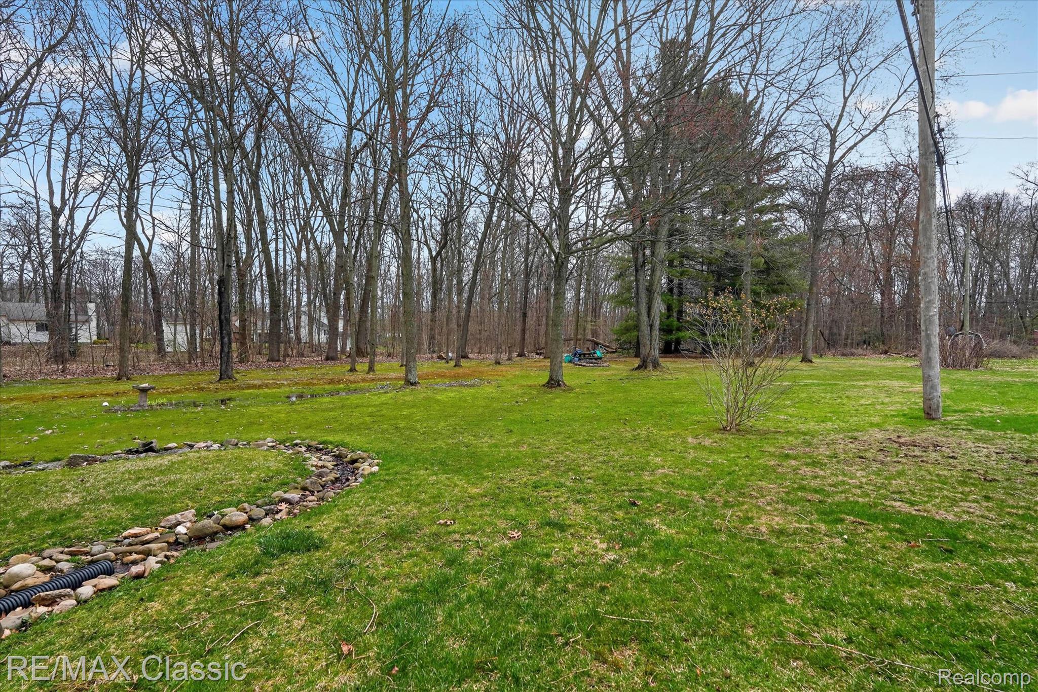 5060 Warmbriar Road White Lake, MI 48383 - Photo 27 of 34 View of grassy yard