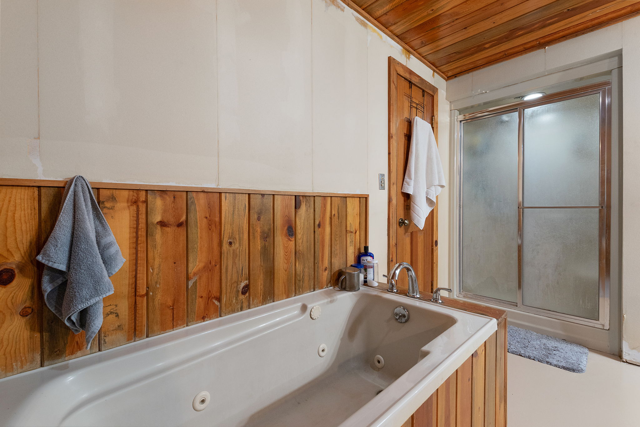 124 Old Mission Road Kempner, TX 76539 - Photo 18 of 40 a bathroom with a tub and a sink