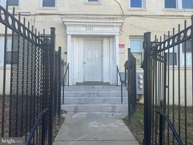 a view of entryway with a building
