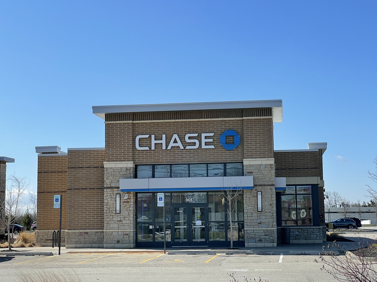 511 Rockland Road Lake Bluff, IL 60044 - Photo 32 of 35 a view of a building with a street