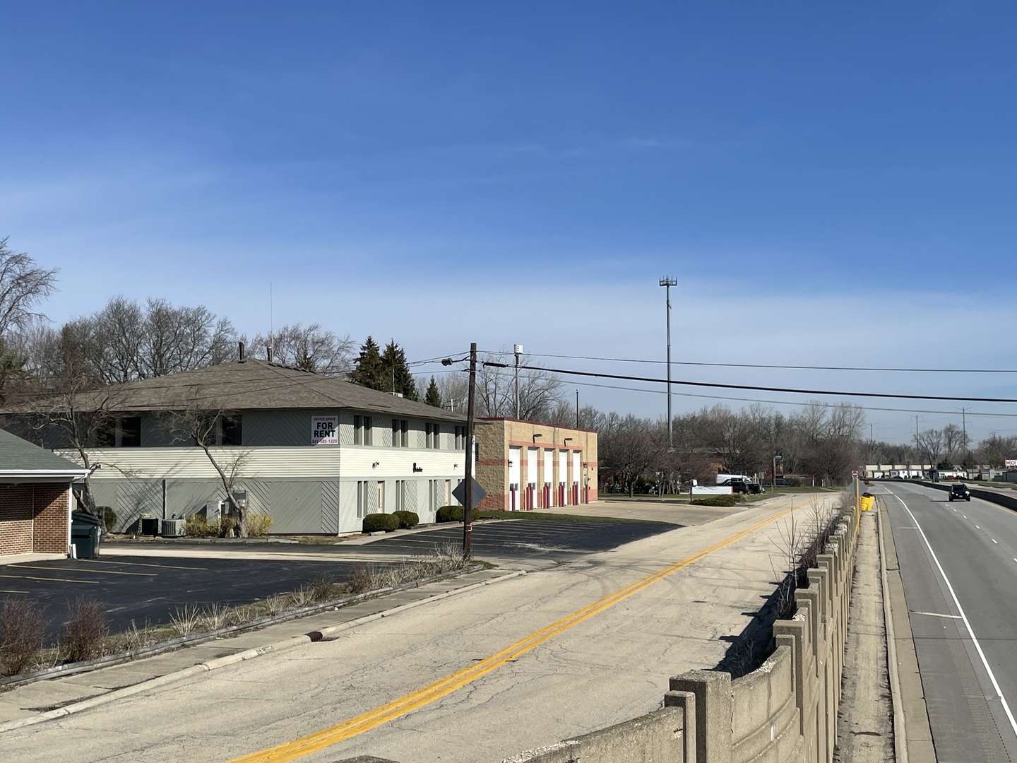 511 Rockland Road Lake Bluff, IL 60044 - Photo 10 of 35 a view of a house with a ocean view