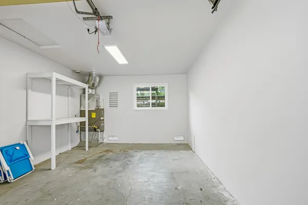 a view of empty room with a ceiling fan