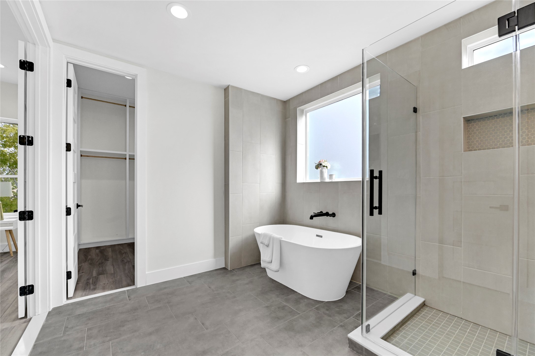 710 Link Road, Unit B Houston, TX 77009 - Photo 22 of 31 a spacious bathroom with a bathtub and shower