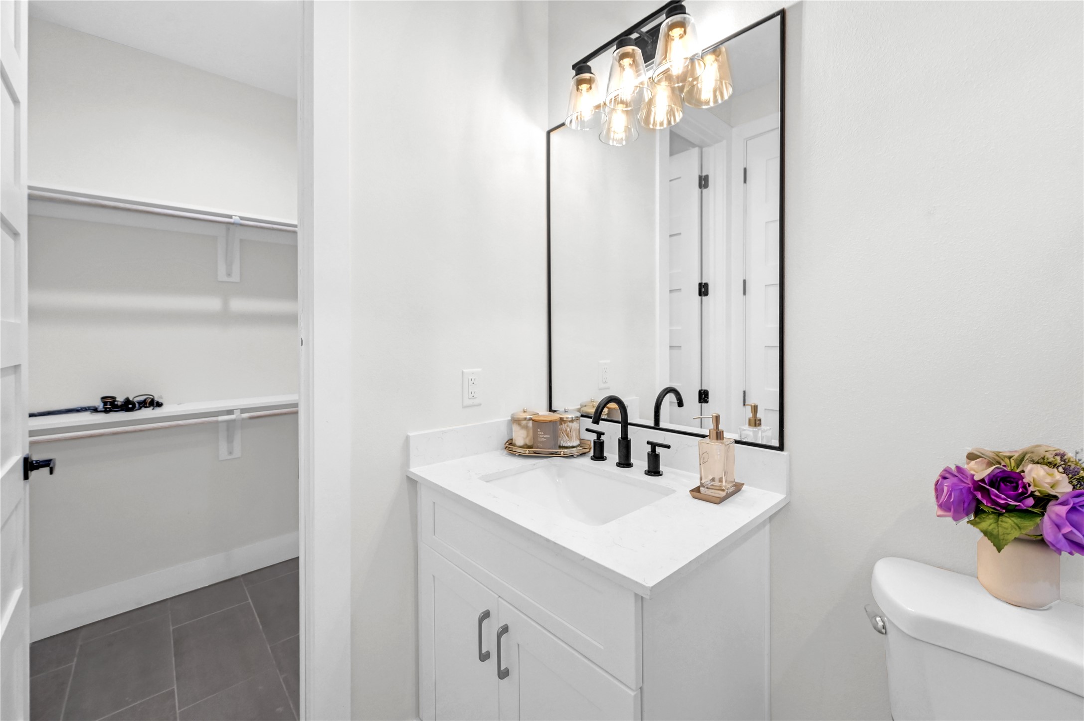 710 Link Road, Unit B Houston, TX 77009 - Photo 8 of 31 a bathroom with a sink and a mirror