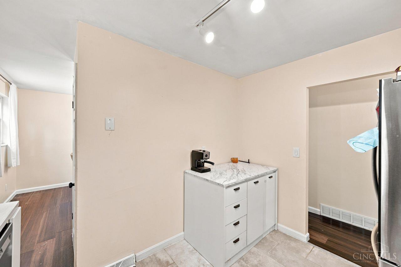 4469 Delhi Road Cincinnati, OH 45238 - Photo 15 of 37