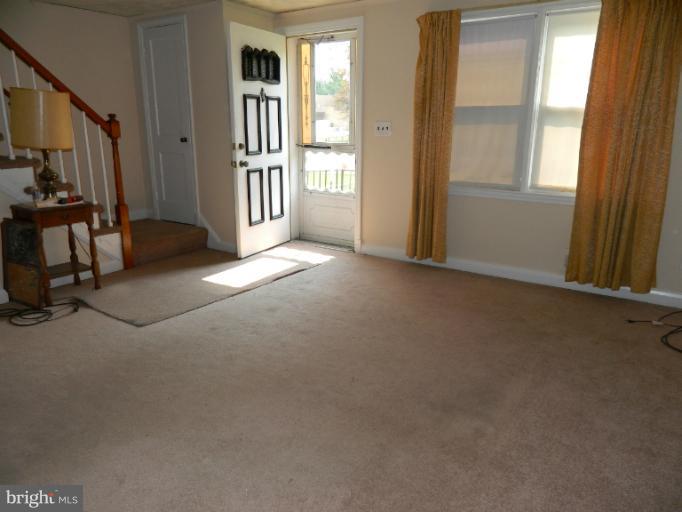 773 North Woodington Road Baltimore, MD 21229 - Photo 5 of 26 Living Room