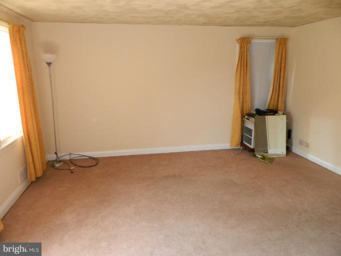 773 North Woodington Road Baltimore, MD 21229 - Photo 6 of 26 Living Room