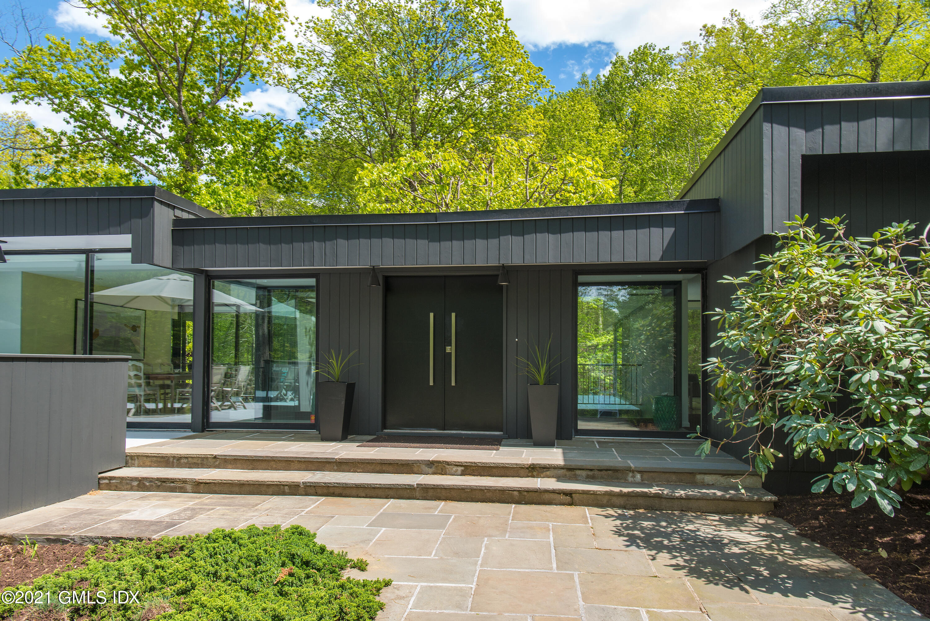 51 Pine Ridge Road Greenwich, CT 06830 - Photo 2 of 25 051121_D8E0144