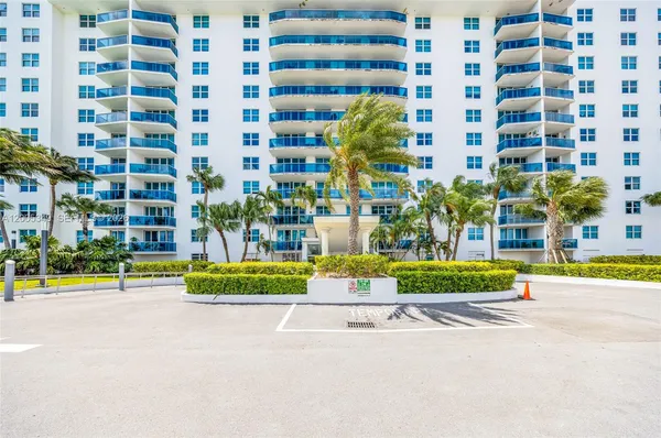 $2,700 | 7501 East Treasure Drive, Unit 7M, North Bay Village, FL 33141