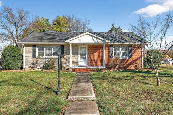 a view of a house with backyard