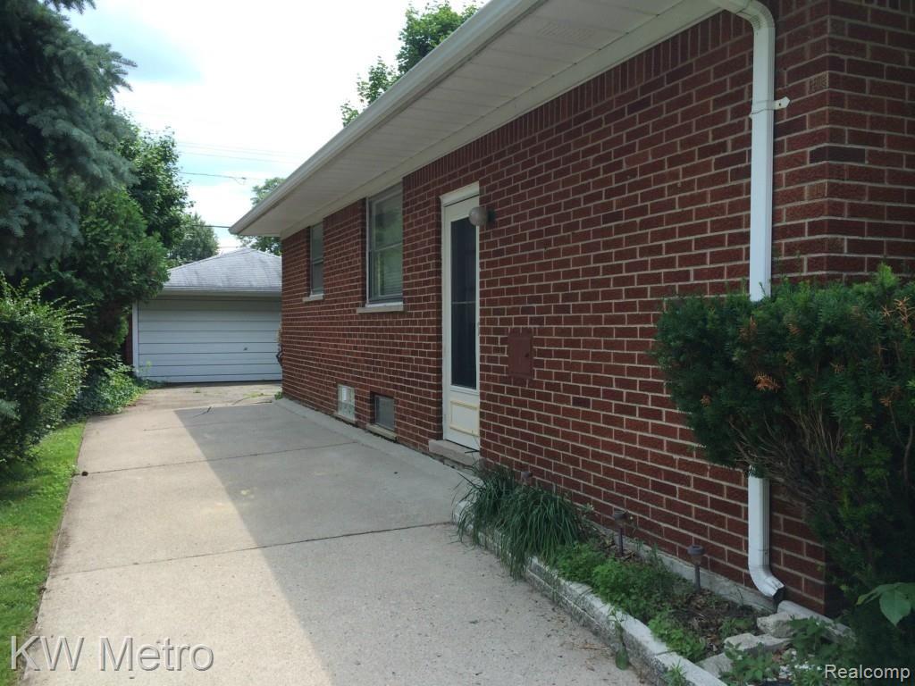 4007 Highfield Road Royal Oak, MI 48073 - Photo 3 of 11 photo 3.jpg