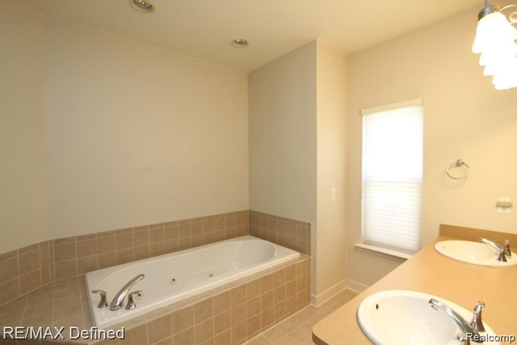 683 West Bluff Court Rochester, MI 48307 - Photo 12 of 18 IMG_6309.JPG