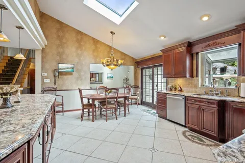 $1,099,990 | 9 Defeo Court, Deer Park, NY 11729