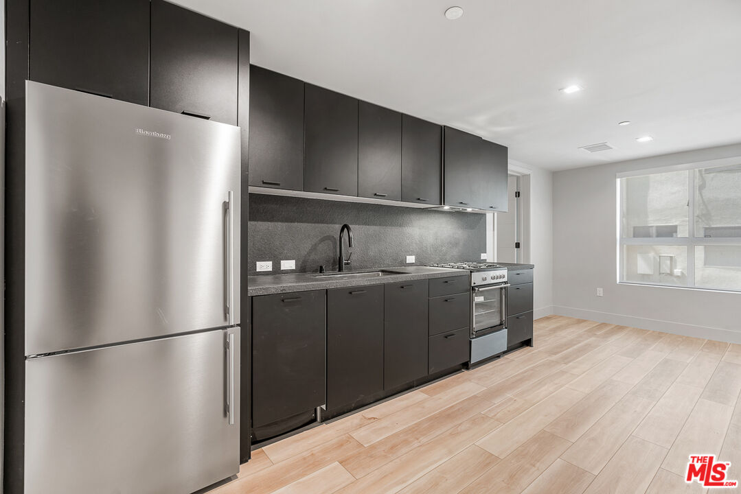12431 Rochester Avenue, Unit 111 Los Angeles, CA 90025 - Photo 4 of 20