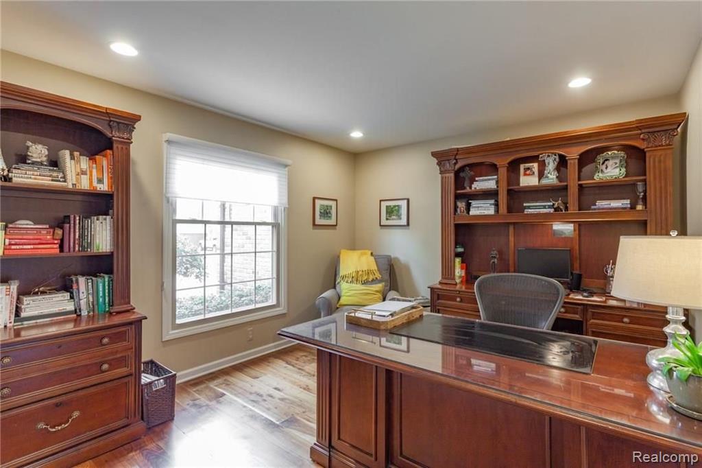 338 Lake Forest Road Rochester Hills, MI 48309 - Photo 7 of 28