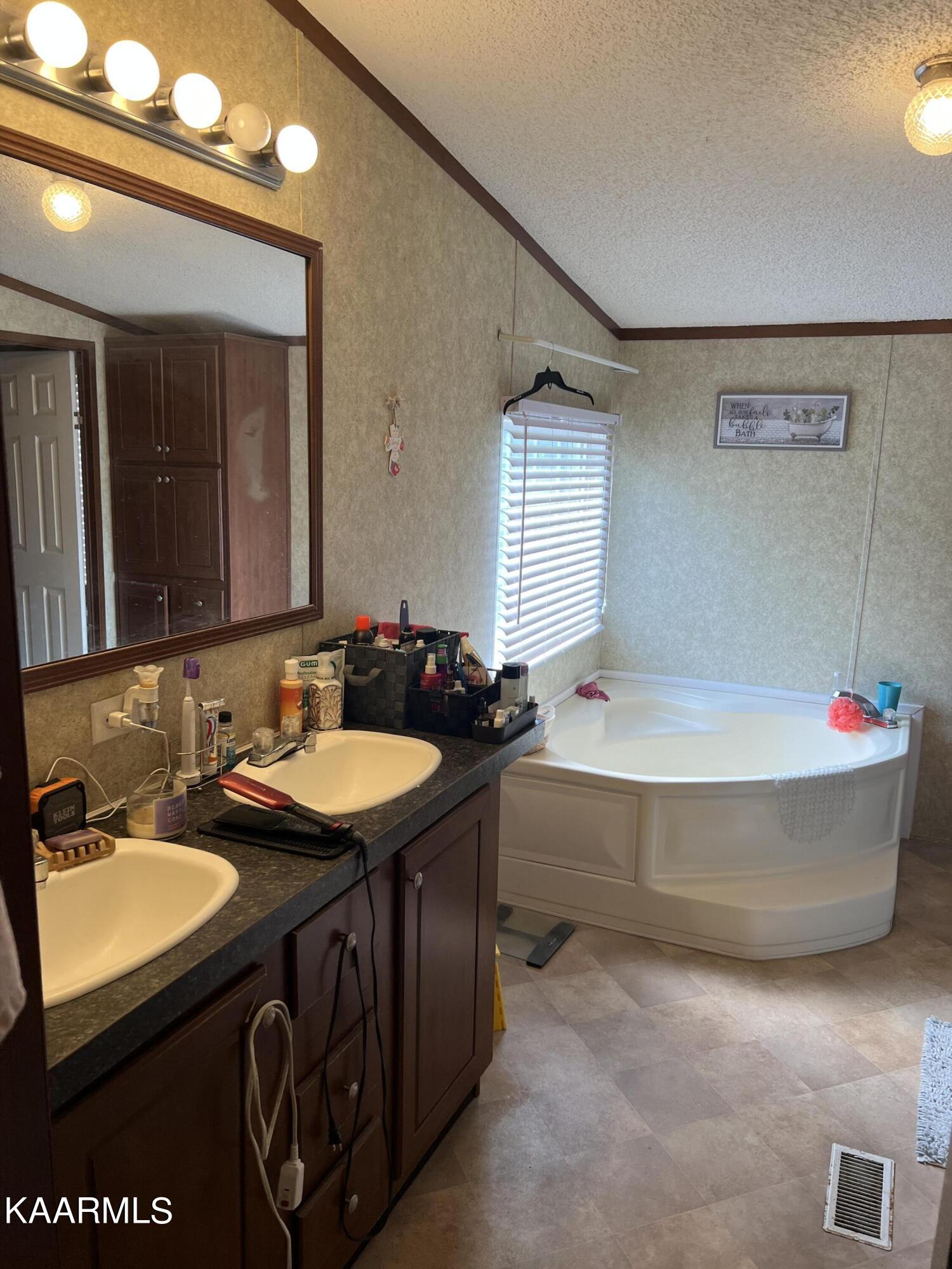 418 Bristol Road Harrogate, TN 37752 - Photo 19 of 26 D3726679-3021-40EF-B264-21751E042323