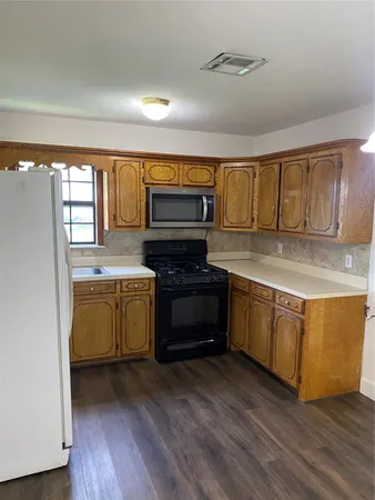 $950 | 1802 North Avenue Q, Freeport, TX 77541