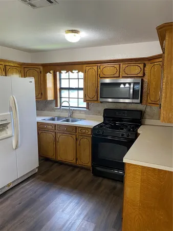 $950 | 1802 North Avenue Q, Freeport, TX 77541