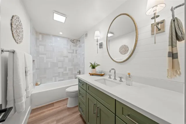 $1,374,900 | 2500 Torrey Pines Road, Unit 305, La Jolla, CA 92037