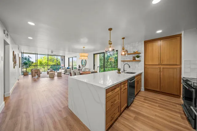 $1,374,900 | 2500 Torrey Pines Road, Unit 305, La Jolla, CA 92037