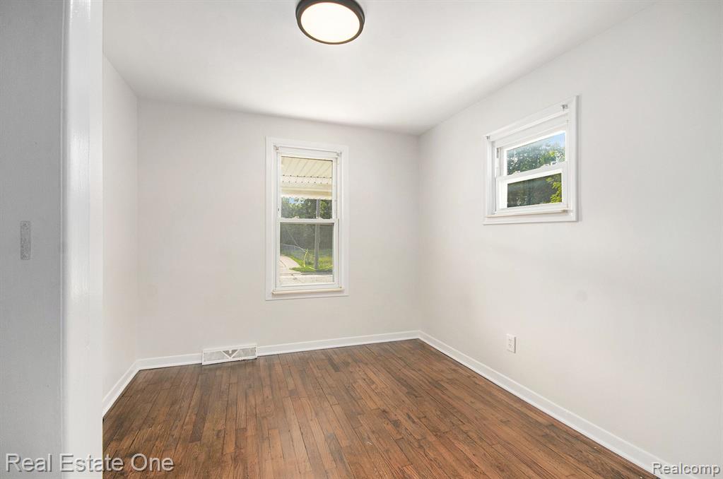 24924 Tuscany Avenue Eastpointe, MI 48021 - Photo 5 of 17