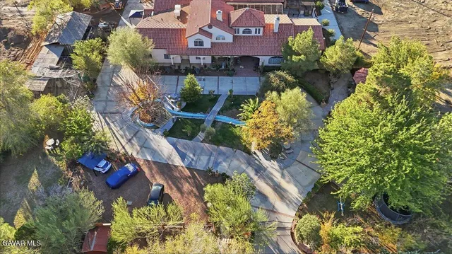 a view of a yard in front of the house
