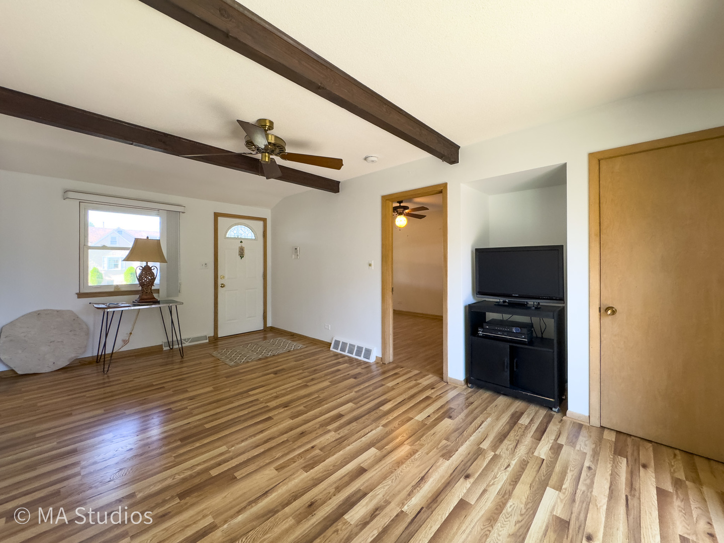 8636 40th Street Lyons, IL 60534 - Photo 27 of 50 a view of a livingroom with a workspace