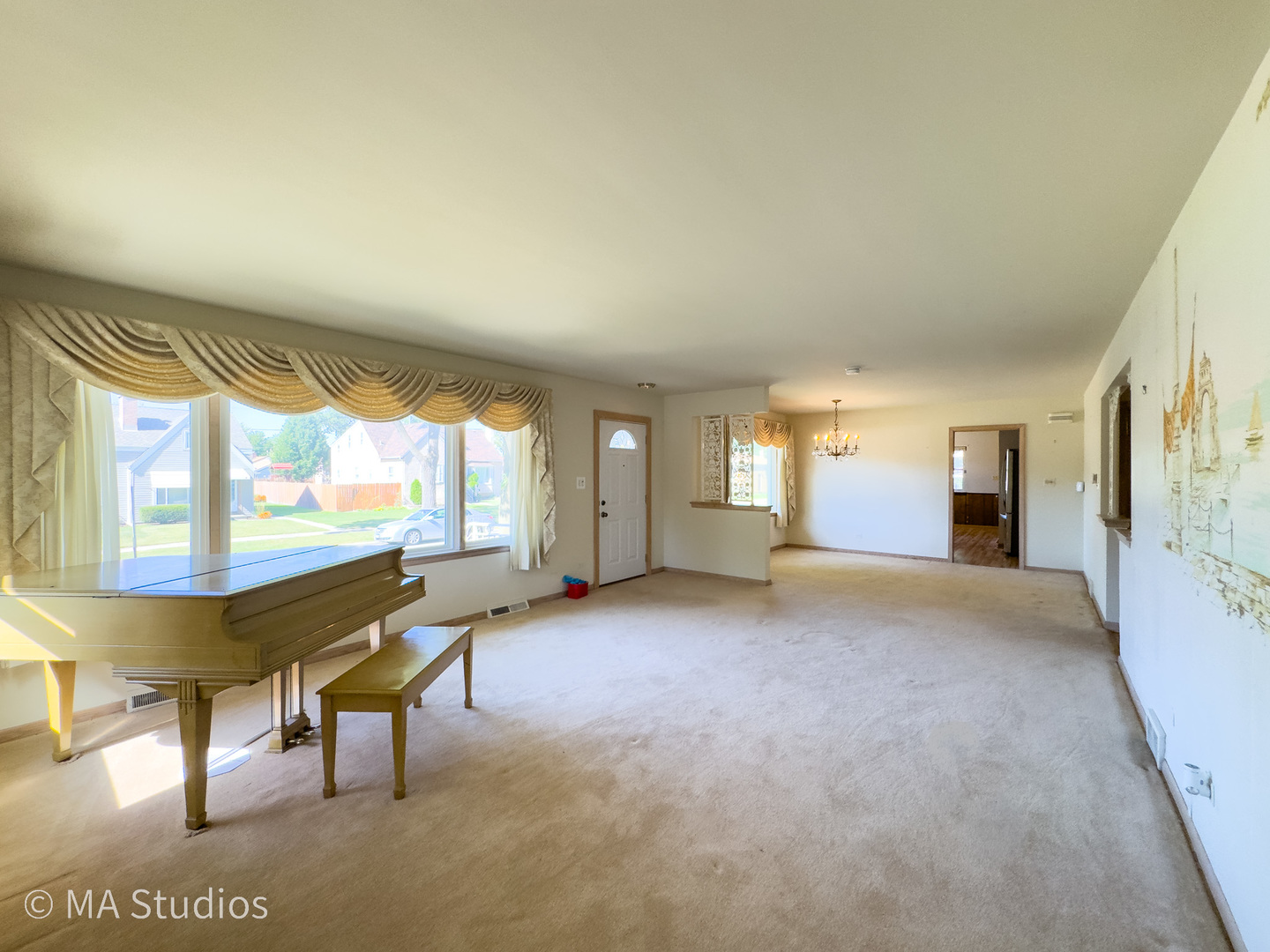 8636 40th Street Lyons, IL 60534 - Photo 9 of 50 a view of an empty room with a window