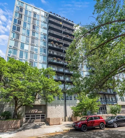 $299,000 | 450 West Briar Place, Unit 13D, Chicago, IL 60657