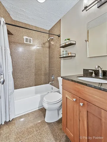 $299,000 | 450 West Briar Place, Unit 13D, Chicago, IL 60657