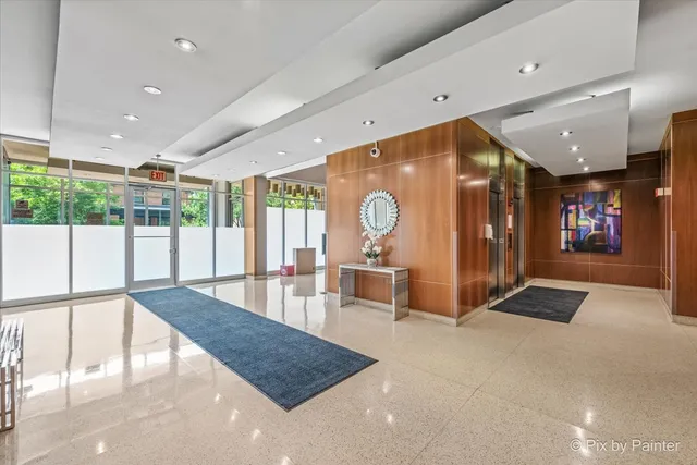 $299,000 | 450 West Briar Place, Unit 13D, Chicago, IL 60657