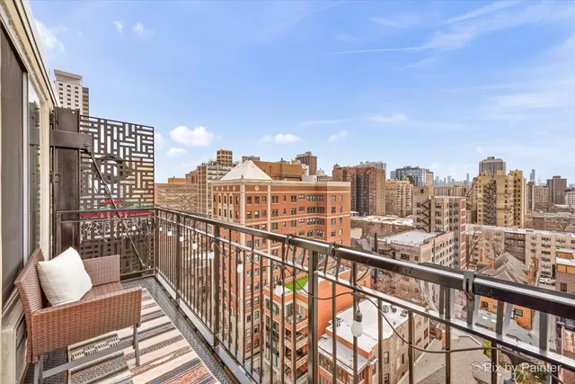 $299,000 | 450 West Briar Place, Unit 13D, Chicago, IL 60657