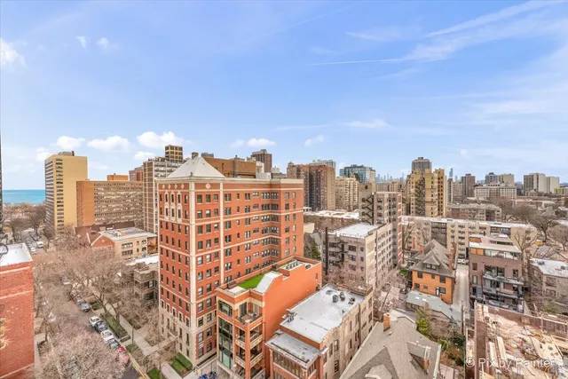 $299,000 | 450 West Briar Place, Unit 13D, Chicago, IL 60657