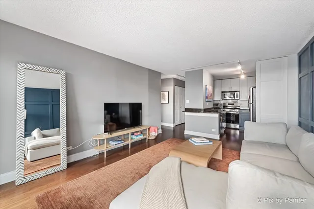 $299,000 | 450 West Briar Place, Unit 13D, Chicago, IL 60657