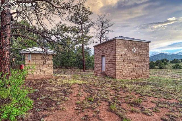 a view of yard with green space