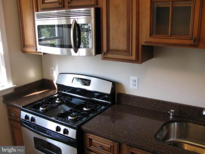 1011 Andover Road Baltimore, MD 21218 - Photo 8 of 29 a close view of stove