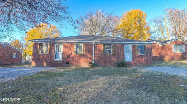 a view of front a house with a yard