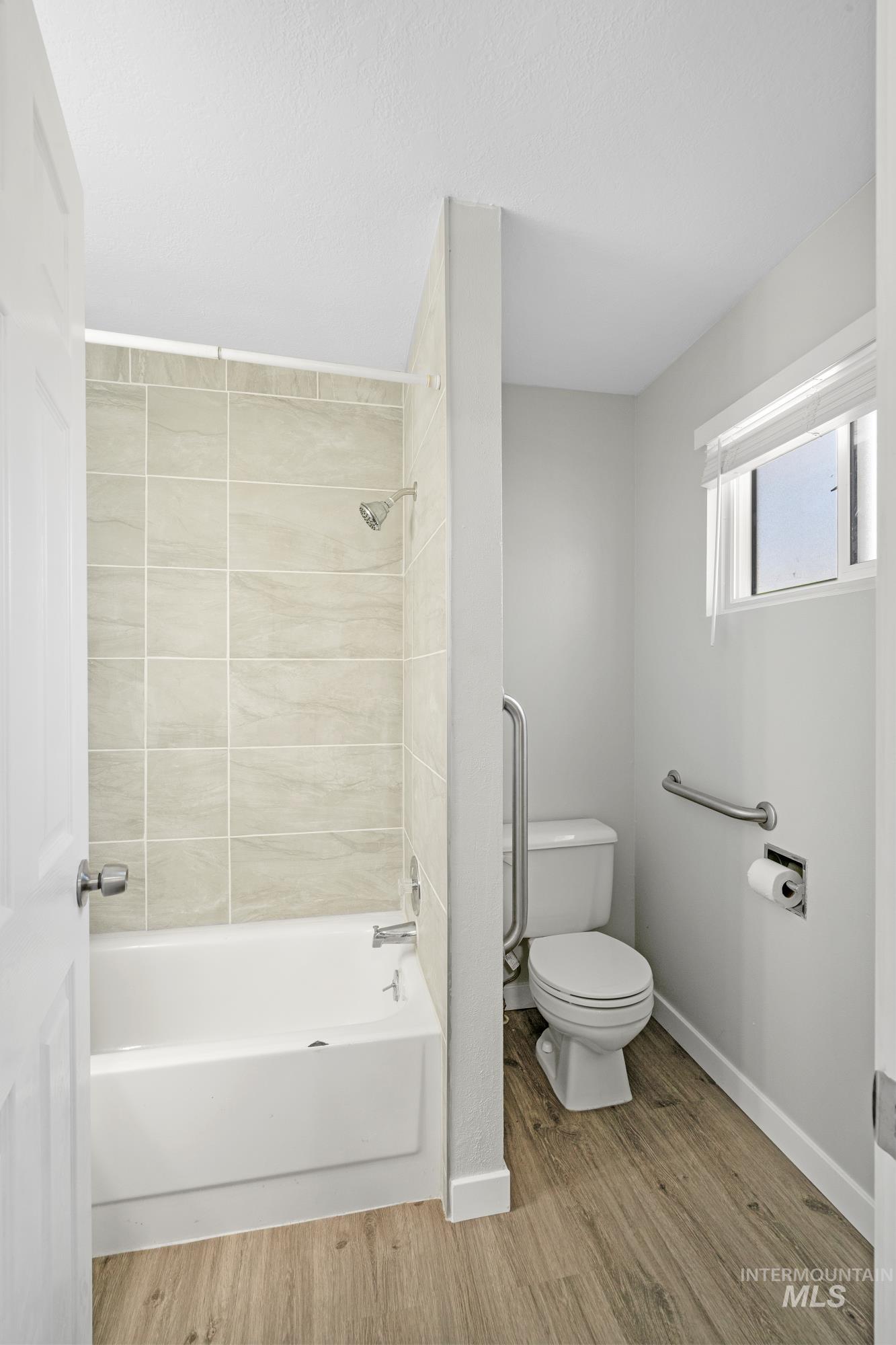 716 West Linden Street Boise, ID 83706 - Photo 39 of 47 Full bath featuring light wood-style floors and shower / tub combination