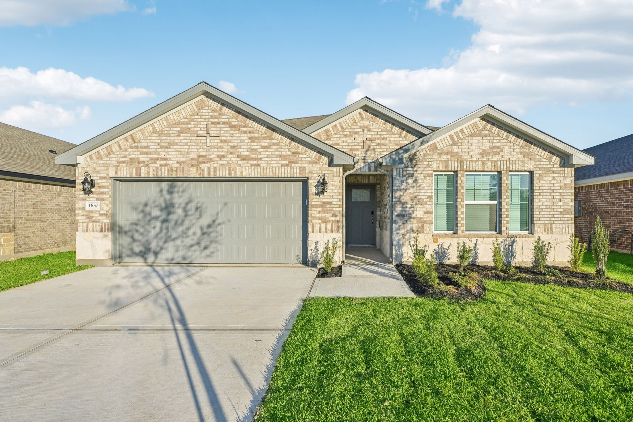 a view of backyard of the house