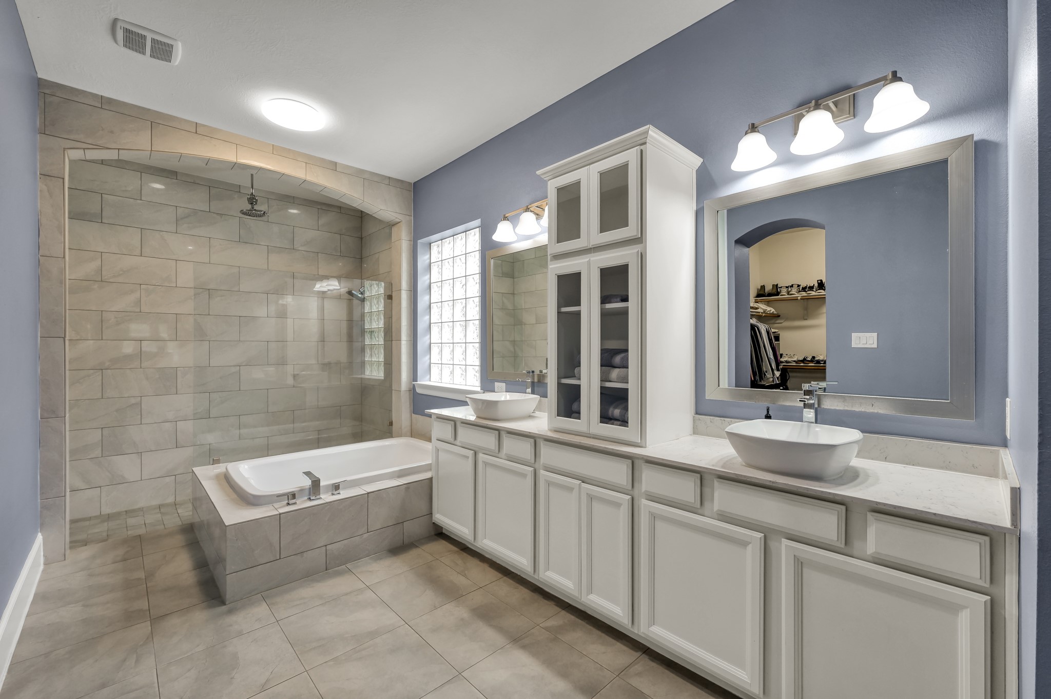 31714 Pierwood Court Spring, TX 77386 - Photo 26 of 49 a bathroom with a sink a large mirror and a bathtub